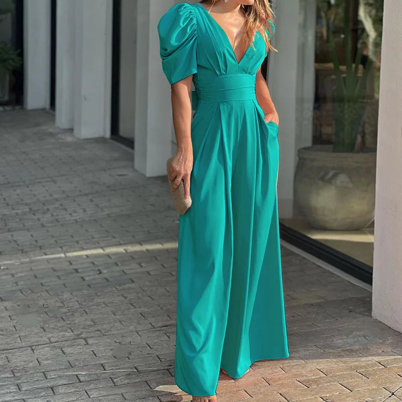 Calandra jumpsuit: elegante en veelzijdige jumpsuit met een flatterend lang silhouet, perfect voor formele en semi-formele gelegenheden zoals gala's en bruiloften. Gemaakt van hoogwaardige polyester stof voor comfort en duurzaamheid. Verkrijgbaar in Perzik, Zwart, Geel, Turkoois en Rode Roos, in maten XS t/m 3XL. Combineer tijdloze stijl en zelfverzekerde elegantie met de Calandra jumpsuit. Bestel nu en straal op elke speciale gelegenheid!