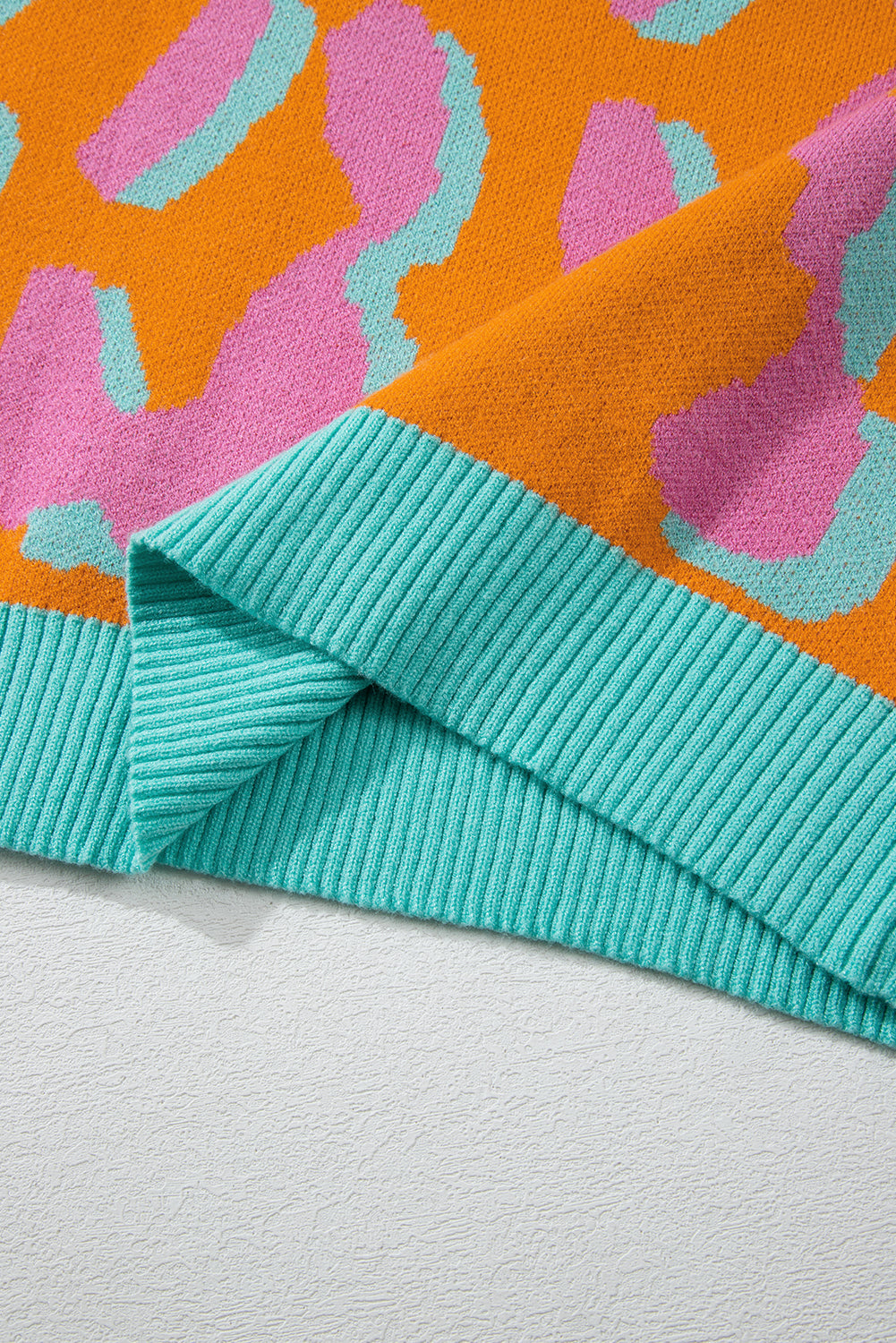 Everly | Kleurrijke gebreide damestrui met luipaardprint in oranje, roze en groen