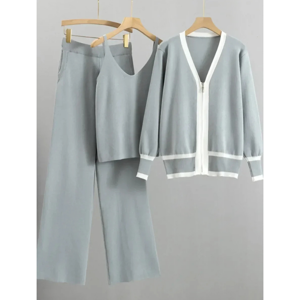 Upgrade je loungewear met de Lilah drie-delige set, bestaande uit een cardigan, top en broek. Deze veelzijdige set biedt ultiem comfort en stijl, perfect voor relaxte dagen thuis of casual afspraken. Verkrijgbaar in chique kleuren Khaki, Wit en Grijs, en ontworpen met een zachte, comfortabele pasvorm. Combineer en match de stukken voor eindeloze stylingopties en een verzorgde look. Bestel de Lilah vandaag nog en ervaar moeiteloze elegantie en veelzijdigheid in één complete set!