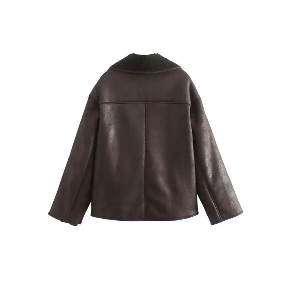 De Nessa winterjas combineert tijdloze warmte en casual verfijning. Met een zachte voering en ontspannen pasvorm biedt deze bruine jas ultiem comfort en stijl tijdens koude dagen. Perfect voor casual outfits en veelzijdig genoeg om te dragen over truien of tops. De dubbelrij knopen voegen een verfijnde touch toe, terwijl de klassieke bruine tint moeiteloos te combineren is. Een must-have voor je wintergarderobe. Bestel de Nessa nu en ervaar knusse elegantie!