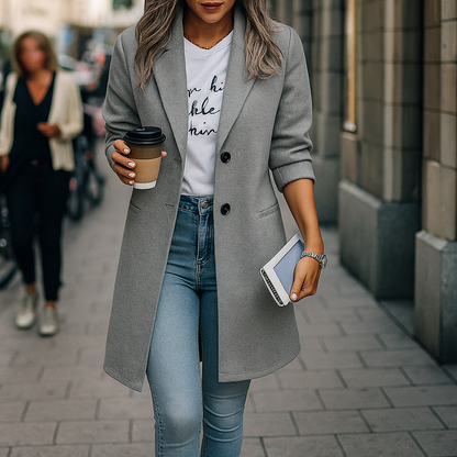 De Arya jas combineert stedelijke verfijning met moeiteloze stijl. Met een getailleerd silhouet en een strak ontwerp is deze jas perfect voor stadswandelingen, casual uitjes en semi-formele gelegenheden. Verkrijgbaar in khaki, grijs en zwart, maten S-3XL. Voeg een vleugje elegantie toe aan je garderobe met de Arya en blijf warm en comfortabel tijdens de overgangsseizoenen. Bestel nu en ervaar de perfecte mix van comfort en chic stijl!