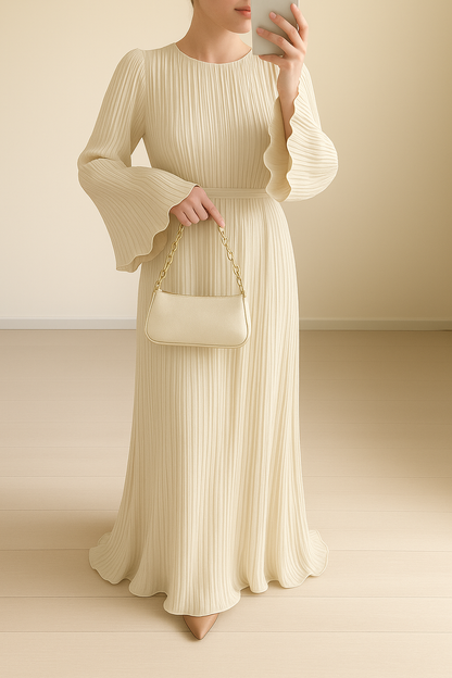 Thandeka is een elegante geplooide jurk met wijd uitlopende mouwen, perfect voor formele evenementen en chique avonden uit. Het flatterende ontwerp en de comfortabele pasvorm zorgen voor een stijlvolle en moeiteloze look. Gemaakt van hoogwaardige stof voor een luxe uitstraling. Verkrijgbaar in beige, roze, blauw in de maten S-2XL. Upgrade je avondgarderobe met Thandeka en straal tijdloze elegantie uit. Bestel nu!