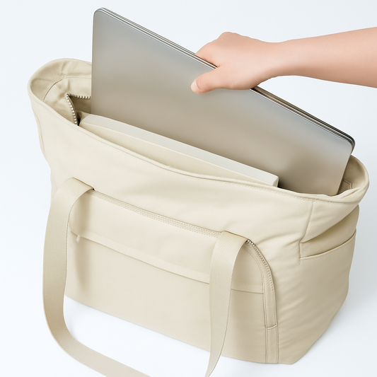 Beige Nyla tote bag met 18 liter inhoud waar een 15,6 inch laptop in gelegd wordt