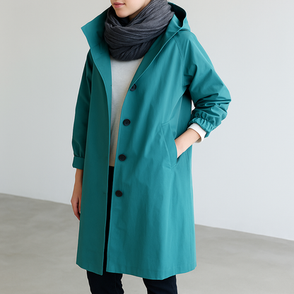 Waterdicht dames windjack met capuchon en knoopsluiting, ontworpen in een moderne, minimalistische stijl met een comfortabele, losse pasvorm. Perfect voor dagelijks gebruik en veelzijdig te combineren met casual en chique outfits.
