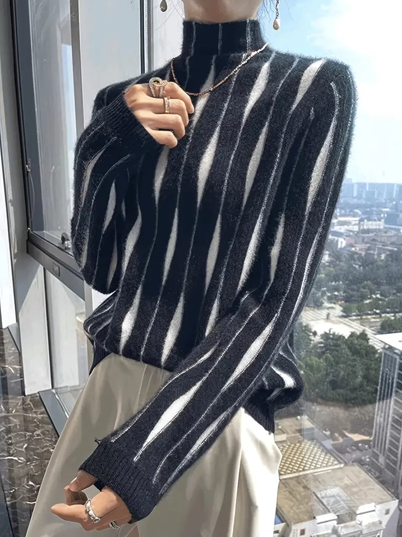 Jolie gestreepte trui met turtleneck – een stijlvolle must-have voor herfst en winter. Het gedurfde gestreepte ontwerp voegt flair toe aan elke outfit, terwijl de zachte stof en hoge col zorgen voor warmte en comfort. Perfect voor casual dagen, thuisblijven of een statement maken. Verkrijgbaar in zwart, maten S-XL. Verhoog je garderobe met de Jolie en geniet van een perfecte balans tussen comfort en moderne stijl. Bestel nu!