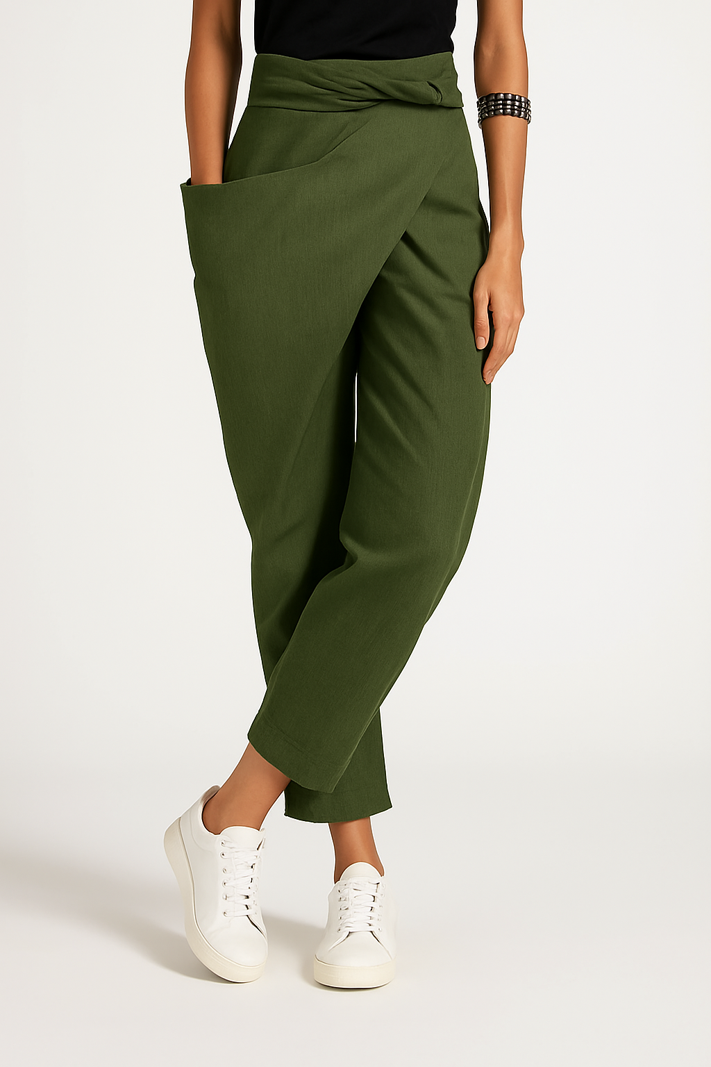 Tine broek – veelzijdige stijl en ultiem comfort. Gemaakt van duurzame stretchstof voor een ademende, lichtgewicht pasvorm. De pull-on sluiting, hoge taille en asymmetrisch design met zijzak bieden zowel functionaliteit als mode. Verkrijgbaar in zwart, grijs, groen, khaki en donkerblauw, in maten XS-3XL. Perfect voor casual tot chique looks. Upgrade je garderobe met deze veelzijdige broek, ideaal voor elke gelegenheid. Bestel nu en ervaar topkwaliteit en moeiteloze stijl!