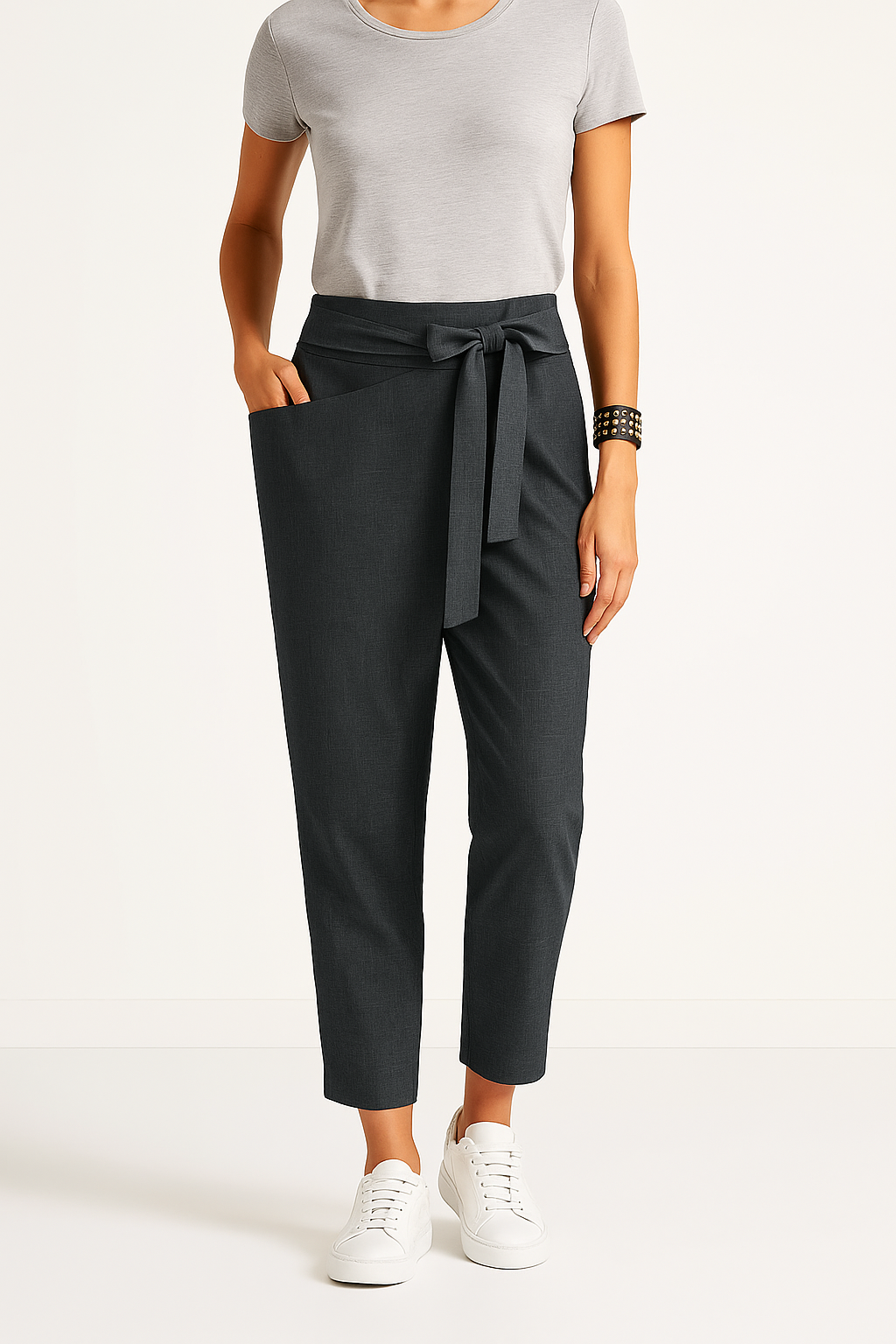 Tine broek – veelzijdige stijl en ultiem comfort. Gemaakt van duurzame stretchstof voor een ademende, lichtgewicht pasvorm. De pull-on sluiting, hoge taille en asymmetrisch design met zijzak bieden zowel functionaliteit als mode. Verkrijgbaar in zwart, grijs, groen, khaki en donkerblauw, in maten XS-3XL. Perfect voor casual tot chique looks. Upgrade je garderobe met deze veelzijdige broek, ideaal voor elke gelegenheid. Bestel nu en ervaar topkwaliteit en moeiteloze stijl!