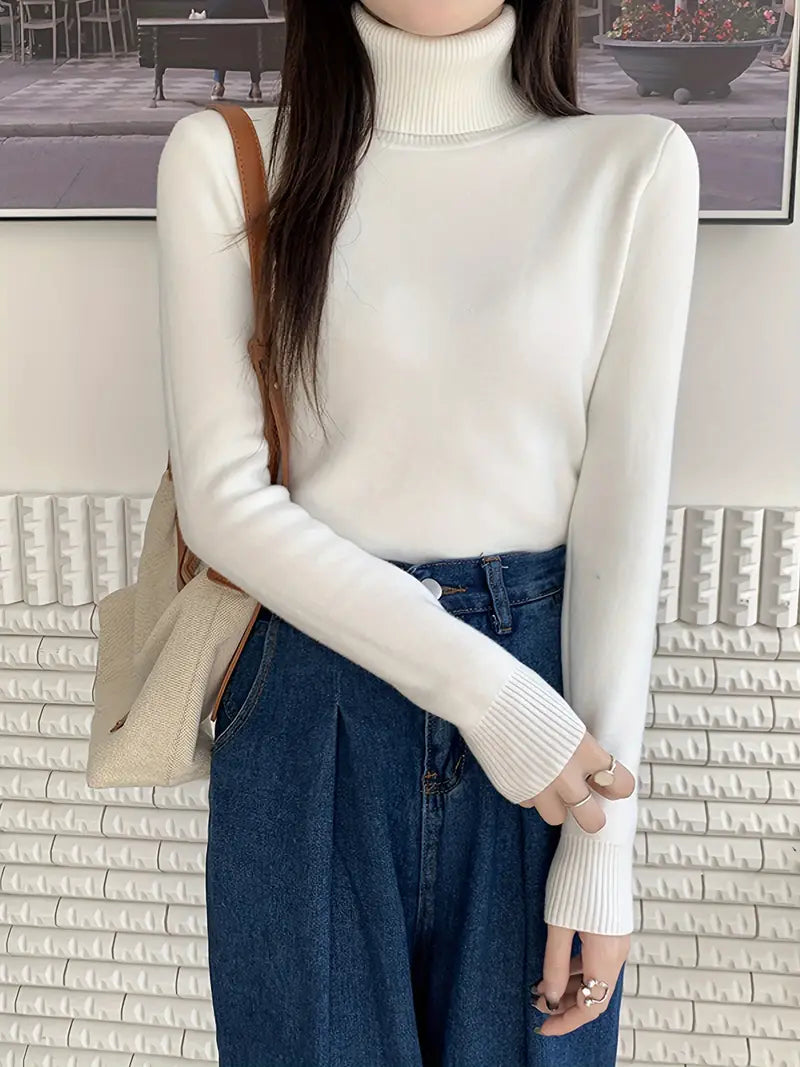 Tijdloze coltrui Dalia voor minimalistische elegantie en comfort. Perfect voor elke gelegenheid met een zachte, comfortabele pasvorm en een strak design. Combineer moeiteloos met jassen, blazers of draag solo voor een chique look. Verkrijgbaar in wit en maten M-4XL. Bestel nu en voeg klassieke stijl en veelzijdigheid toe aan je garderobe!