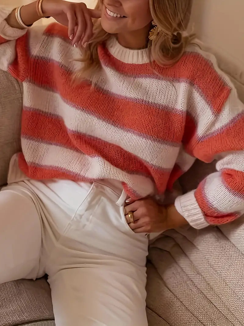 Daphne trui met gestreept ontwerp in oranje en wit – een speelse en knusse toevoeging aan je garderobe. Met een zachte breistof en een ontspannen pasvorm biedt deze trui comfort en warmte voor koelere dagen. Perfect voor casual weekends, koffiedates of als kleurrijke twist in je dagelijkse look. Combineer moeiteloos met jeans of leggings. Verkrijgbaar in oranje, maten S-XL. Voeg levendige charme en knus comfort toe aan je outfits met de Daphne. Bestel nu!