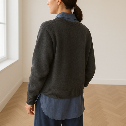 vrouw in comfortabel kasjmier vest Norah met assymmetrische knoopsluiting en oversized fit. 