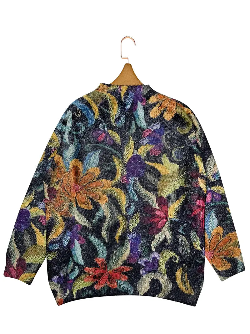 Quinta trui: artistieke elegantie en vintage charme. Met een gobelin-geïnspireerd bloemenmotief voegt het verfijning en textuur toe aan je casual garderobe. Ideaal voor koelere dagen, casual uitjes of geklede gelegenheden. Zachte pasvorm en veelzijdig te combineren met jeans, broeken of rokken. Verkrijgbaar in zwart, maten S-2XL. Voeg een vleugje kunstzinnige charme toe aan je stijl met Quinta. Bestel nu en geniet van tijdloze elegantie en comfort!