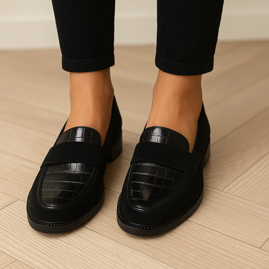zwart loafers in suede met croc-print op de wreef