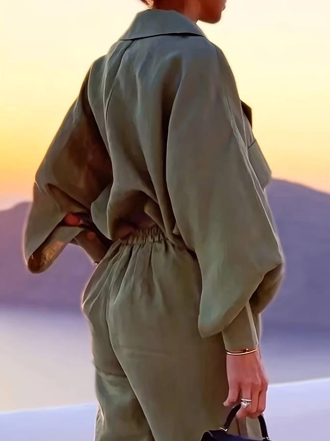 Chipo twee-delige set – stijlvol, elegant en comfortabel. Bestaat uit een top met lange mouwen en reverszakje, gecombineerd met een flatterende stretchbroek. Gemaakt van hoogwaardig polyester voor een gladde en ademende pasvorm. Perfect voor zowel professionele als casual gelegenheden. Verkrijgbaar in Groen, maten XS-2XL. Upgrade je garderobe met de veelzijdige Chipo set. Bestel nu en geniet van moeiteloze stijl en comfort!