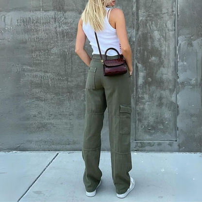 Sita cargobroek – stijl en functionaliteit in één. Met een hoge taille en relaxed-fit biedt deze broek een flatterend silhouet en ultiem draagcomfort. Gemaakt van een duurzame katoen-polyester mix en voorzien van functionele cargozakken voor extra opbergruimte. Perfect voor casual outfits, outdoor avonturen en een trendy utility look. Verkrijgbaar in groen, in maten S-L. Upgrade je garderobe met deze veelzijdige must-have. Bestel nu en ervaar stijl en gemak!