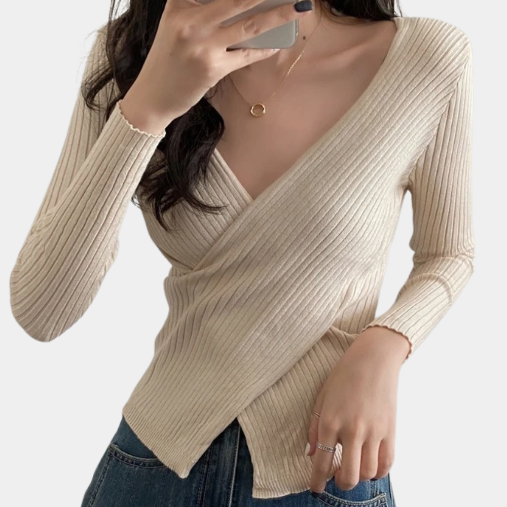 Maikena V-neck sweater – stijlvol, comfortabel en trendy. Met een flatterende V-hals en modieus criss-cross detail voor een elegante touch. De zachte mix van polyester en kasjmier zorgt voor ultiem draagcomfort en een luxe gevoel. Perfect voor zowel casual als chique outfits. Verkrijgbaar in Grijs, Wit, Beige, Zwart en Bruin, maten XS-2XL. Upgrade je garderobe met de Maikena sweater. Bestel nu en ervaar de perfecte mix van mode en comfort!