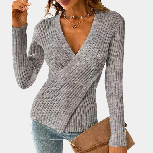 Maikena V-neck sweater – stijlvol, comfortabel en trendy. Met een flatterende V-hals en modieus criss-cross detail voor een elegante touch. De zachte mix van polyester en kasjmier zorgt voor ultiem draagcomfort en een luxe gevoel. Perfect voor zowel casual als chique outfits. Verkrijgbaar in Grijs, Wit, Beige, Zwart en Bruin, maten XS-2XL. Upgrade je garderobe met de Maikena sweater. Bestel nu en ervaar de perfecte mix van mode en comfort!