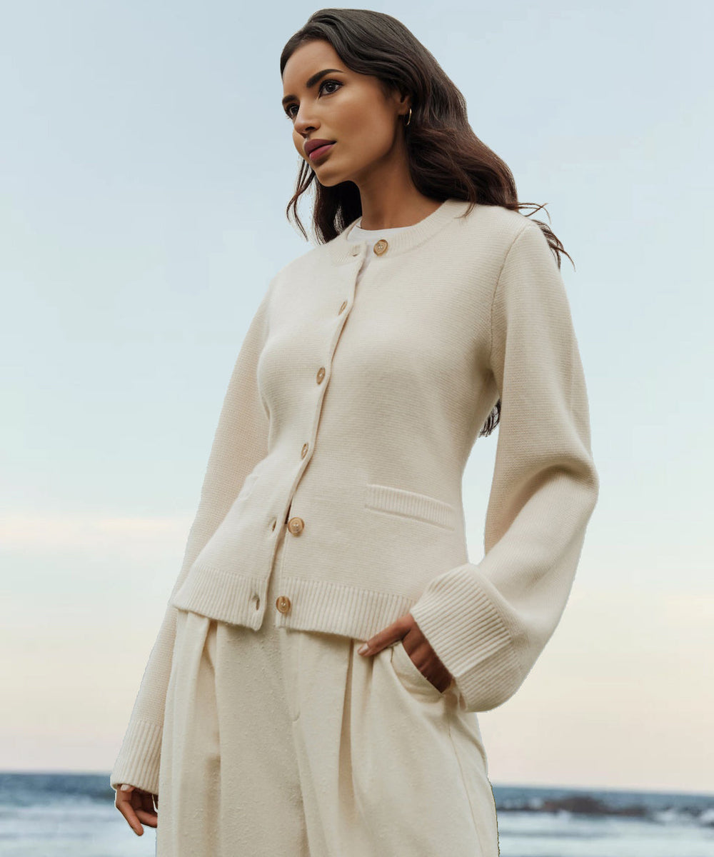 vrouw in ultrazacht fijn gebreid vest met knoopsluiting en voorzakken