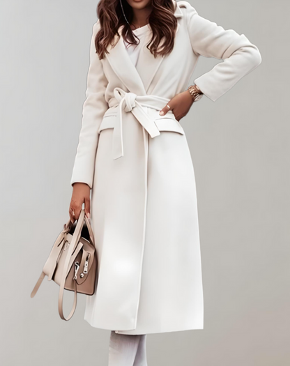 Jellie oversized jas – warme luxe en moeiteloze stijl. Met een ruime pasvorm en zacht polyester biedt deze jas ultiem comfort en een flatterend silhouet. Perfect voor laagjes op frisse dagen, boodschappen doen of een chique winterlook. Verkrijgbaar in khaki, auburn, wit en zwart, in maten S-XL. Een veelzijdige must-have voor je garderobe. Bestel nu en ervaar de perfecte combinatie van warmte en elegantie!