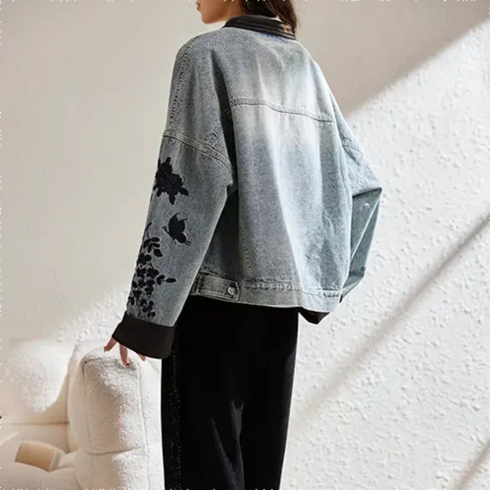 De Sabina oversized denim jas combineert vintage charme met moderne flair. Met geborduurde bloemendetails en een relaxed silhouet voegt deze jas een unieke touch toe aan elke outfit. Perfect voor casual uitjes, weekendavonturen en chique combinaties. Verkrijgbaar in blauw, maten S-XL. Voeg retro stijl en comfort toe aan je garderobe met de Sabina. Bestel nu en maak een statement met deze stijlvolle jas!