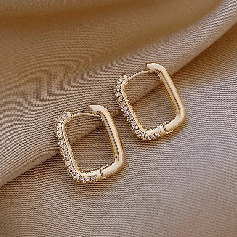 Tineke gouden oorbellen voor dames combineren tijdloze elegantie met dagelijks comfort. Het minimalistische design en de warme gouden glans maken ze perfect voor elke gelegenheid, van casual tot formeel. Met een diameter van 1,5 cm zijn ze subtiel en stijlvol. De oorbellen zijn lichtgewicht, hypoallergeen en voorzien van een stevige vlindersluiting. Geleverd in een luxe sieradendoosje, ideaal als cadeau. Voeg een vleugje klasse toe aan je look met de Tineke oorbellen.