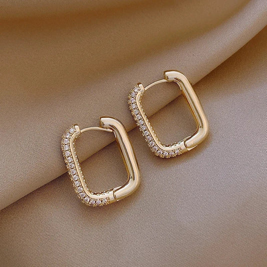 Tineke gouden oorbellen voor dames combineren tijdloze elegantie met dagelijks comfort. Het minimalistische design en de warme gouden glans maken ze perfect voor elke gelegenheid, van casual tot formeel. Met een diameter van 1,5 cm zijn ze subtiel en stijlvol. De oorbellen zijn lichtgewicht, hypoallergeen en voorzien van een stevige vlindersluiting. Geleverd in een luxe sieradendoosje, ideaal als cadeau. Voeg een vleugje klasse toe aan je look met de Tineke oorbellen.