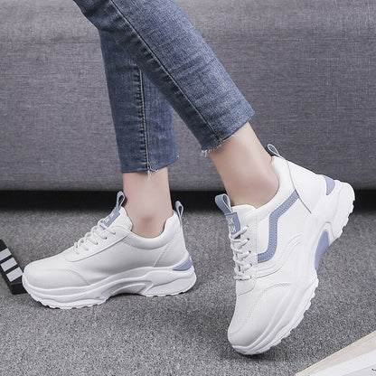 Zaina trendy platform sneakers met dikke zool, ademend canvas bovenwerk en vetersluiting voor een comfortabele en stijlvolle look. Perfect voor casual outfits, dagelijkse avonturen en lange wandelingen. De stevige plateauzool voegt hoogte en een modieuze touch toe. Verkrijgbaar in blauw, roze, zwart en wit, maten 34-39. Combineer fashion en comfort moeiteloos. Upgrade je schoenencollectie met Zaina en loop zelfverzekerd elke dag tegemoet. Bestel nu!