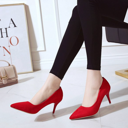 Rika pumps – upgrade je look met deze klassieke pumps die tijdloze elegantie en modern comfort combineren. De spitse neus en comfortabele middenhak zorgen voor een flatterende pasvorm voor elke gelegenheid, van kantoor tot avondje uit. Verkrijgbaar in Khaki, Zwart, Rood, Roze, Groen en Panter (maten 35-44). Bestel nu en ervaar verfijnde stijl en langdurig draagcomfort!