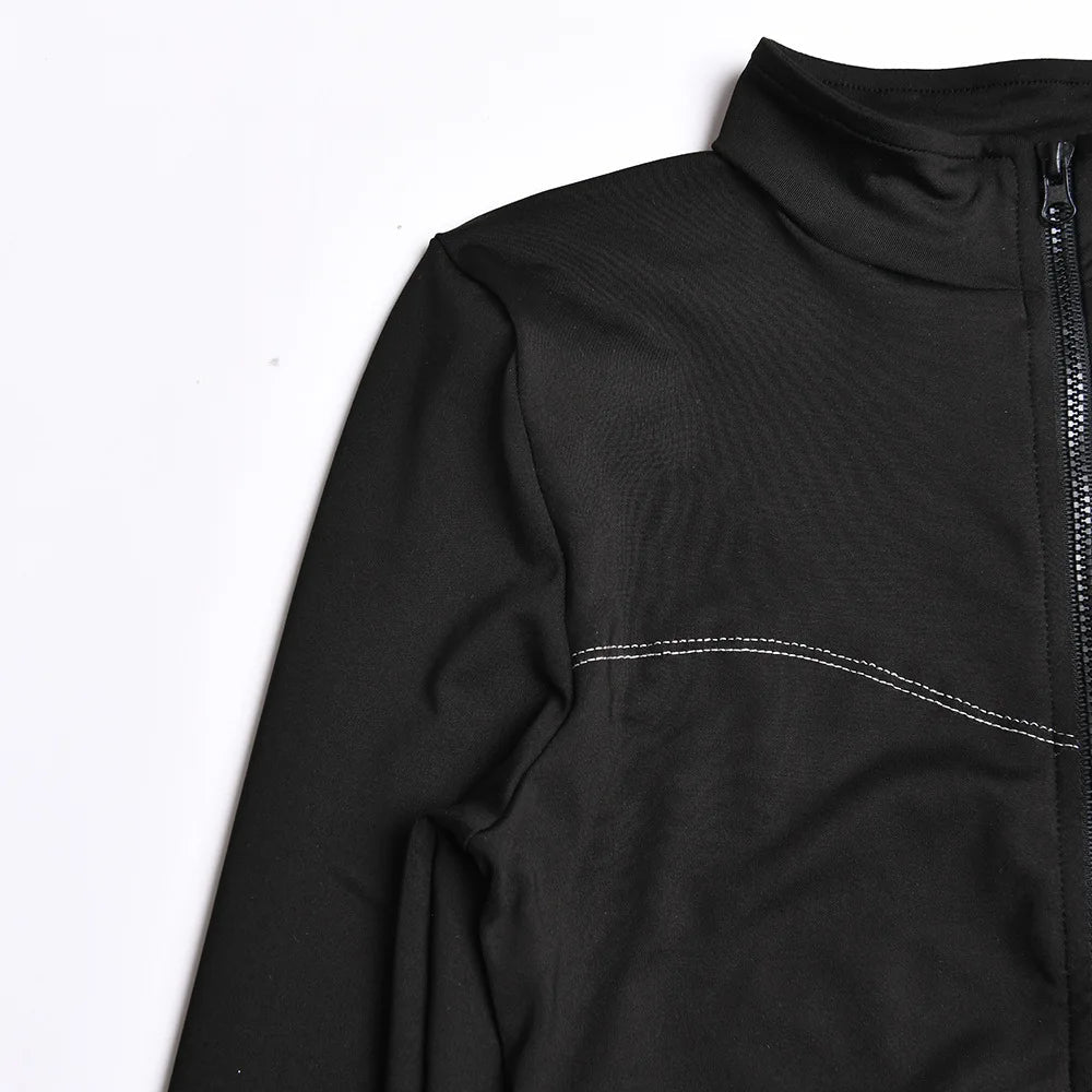 Carmina jumpsuit: elegante bodycon jumpsuit met O-hals, lange mouwen en stijlvolle ritssluiting. Gemaakt van een comfortabele mix van polyester en spandex voor een zachte en rekbare pasvorm. Perfect voor avondgelegenheden en stijlvolle bijeenkomsten. Verkrijgbaar in Zwart, in maten XS t/m 2XL. Combineer moderne elegantie met een sexy silhouet en maak een zelfverzekerde indruk. Bestel nu de Carmina jumpsuit en straal allure en verfijning uit!