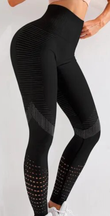 Doutsen sportlegging met hoge taille voor optimale ondersteuning en een flatterend silhouet. Gemaakt van een ademende en flexibele mix van polyester, nylon en spandex voor maximaal comfort tijdens workouts. Naadloze constructie voorkomt irritatie en het push-up effect accentueert je natuurlijke vormen. Perfect voor hardlopen, yoga, gym en athleisure. Verkrijgbaar in zwart, maten XS-2XL. Bestel nu en ervaar de perfecte combinatie van stijl, support en bewegingsvrijheid!