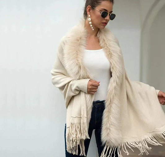 Arwenna poncho: luxe en elegante poncho met lange mouwen, een effen patroon en een stijlvolle bontkraag voor extra warmte en verfijning. Gemaakt van hoogwaardig spandex voor een comfortabele en flatterende pasvorm. Ideaal voor casual en formele gelegenheden, verkrijgbaar in Beige, één maat. Voeg een vleugje tijdloze stijl toe aan je garderobe met de Arwenna poncho. Bestel nu en ervaar luxueus comfort en veelzijdige elegantie!