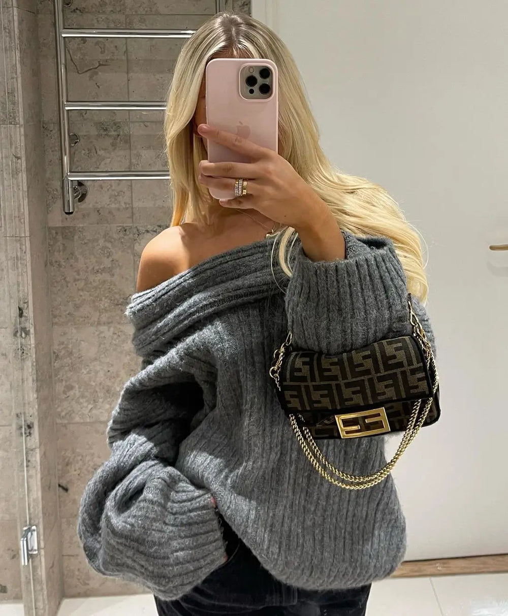 Asanda off-shoulder sweater – trendy, comfortabel en veelzijdig. Het stijlvolle ontwerp met losse pasvorm zorgt voor een moeiteloze en elegante look. Gemaakt van zacht polyester voor ultiem draagcomfort. Perfect voor casual en semi-formele outfits. Verkrijgbaar in Donkergrijs, Abrikoos en Bruin, in één maat die flatterend valt. Voeg een stijlvolle touch toe aan je garderobe met de Asanda sweater. Bestel nu en geniet van mode en comfort in één!