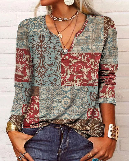 vrouw in bedrukte top met verschillende patronen en kleuren en lange mouwen