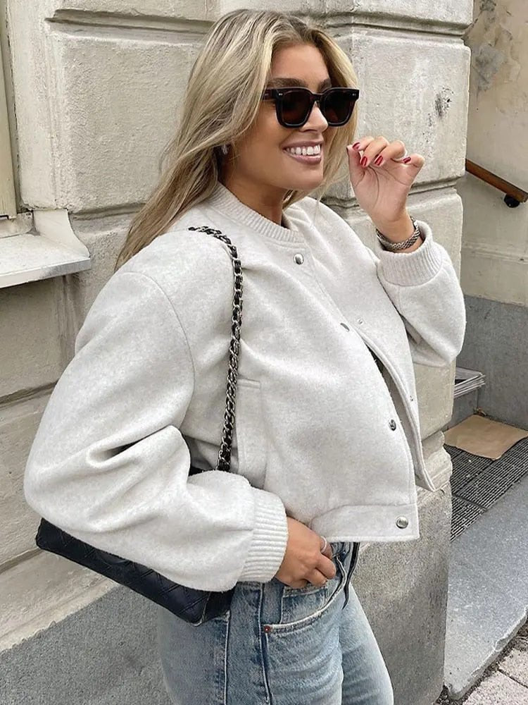 vrouw in effe kleurig cropped basebal jasje 