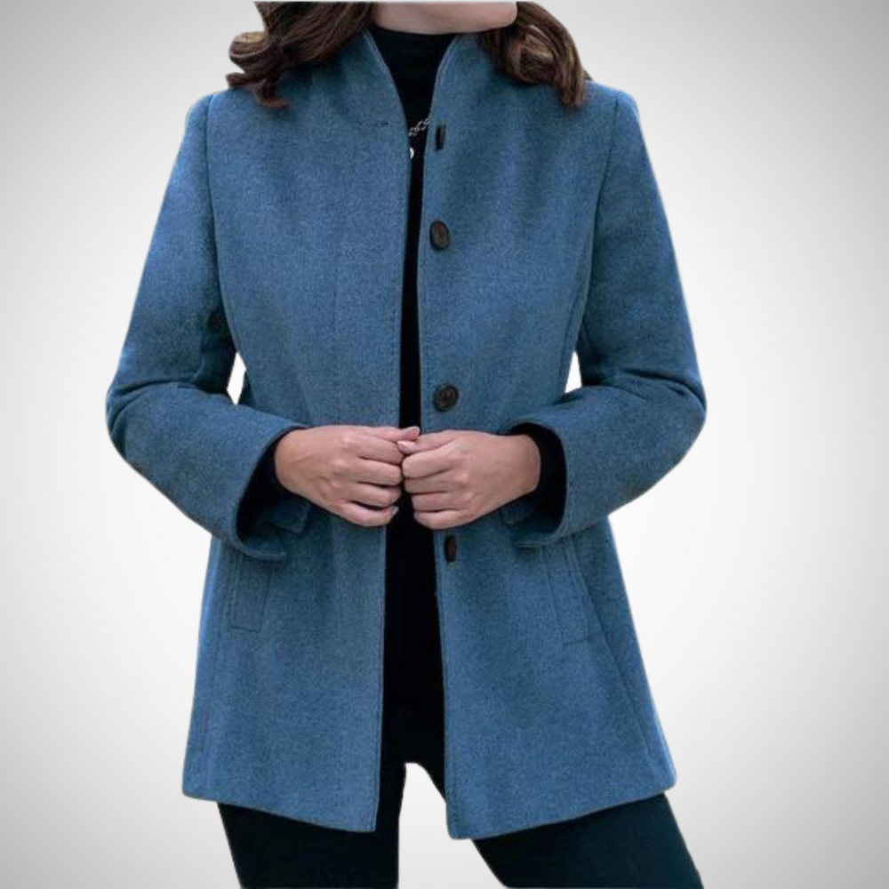 Carissa Winterjas - Elegante wollen jas met staande kraag, praktische zakken en knoopsluiting, perfect voor koude dagen. Biedt stijlvolle warmte met duurzame polyester en is verkrijgbaar in blauw, khaki, lichtblauw, bruin, wit en zwart. Verkrijgbaar in maten XS-2XL. Combineer klassieke elegantie met winterse functionaliteit. Bestel nu de Carissa jas en blijf warm in stijl!