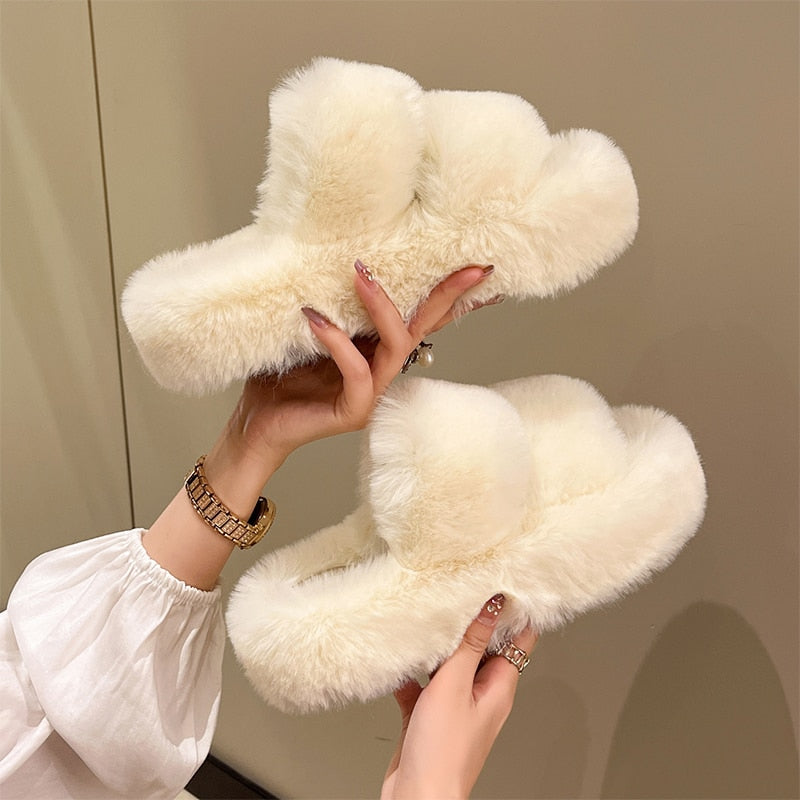 Ervaar ultiem comfort met de Carmela harige slippers. Deze luxe slippers hebben een zachte nepbontvoering die warmte en gezelligheid biedt. Ideaal voor thuisgebruik, ze combineren stijl en duurzaamheid dankzij hoogwaardige PU- en rubbermaterialen. Verkrijgbaar in wit, zwart en bruin, in de maten 36-37, 38-39 en 40-41. De Carmela slippers passen perfect bij elke loungewear en zijn een must-have voor wie op zoek is naar comfort en elegantie in huis.