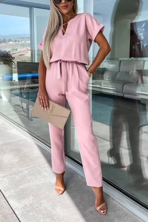 Ervaar moeiteloos comfort en verfijnde stijl met de Cassia jumpsuit. Deze veelzijdige outfit heeft een flatterende V-hals, elastische taille met stijlvolle riem en handige zakken. Gemaakt van zacht polyester voor een elegante val en de hele dag comfort. Beschikbaar in abrikoos, zwart, rozerood en roze, in maten XS tot XL. Ideaal voor werk, casual uitjes of weekendboodschappen. Upgrade je dagelijkse garderobe met de Cassia jumpsuit.