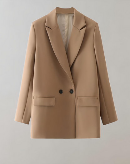 Irina Double-Breasted Blazer - Tijdloze blazer met verfijnde tailoring, gemaakt van ademende katoen-polyester mix. Functionele zakken en een getailleerd silhouet bieden comfort en elegantie. Beschikbaar in diverse kleuren, maten S-L. Perfect voor werk, brunches en avondjes uit. Voeg veelzijdigheid en klasse toe aan je garderobe met de Irina blazer. Bestel nu en ervaar stijlvolle veelzijdigheid!