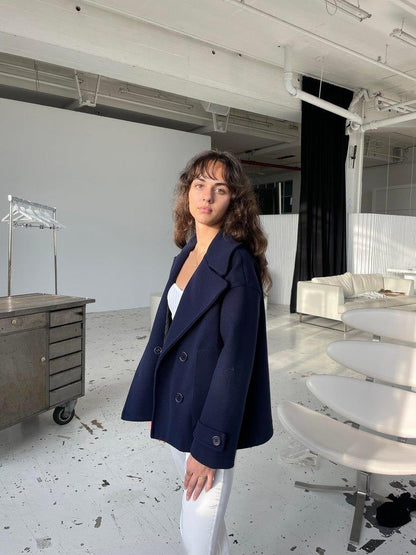 Aranka Jacket voor dames combineert stijl en comfort met een korte, losse pasvorm en brede revers. Voorzien van twee grote zijzakken en een dubbele knoopsluiting voor een verfijnde look. Ideaal voor zowel casual als formele gelegenheden. Gemaakt van duurzaam 100% polyester voor langdurig draagcomfort. De chique mouwdetails en veelzijdige uitstraling maken het de perfecte toevoeging aan elke garderobe. Draag de Yvonne Jacket moeiteloos bij elke outfit.