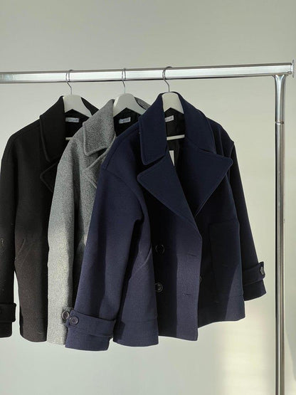 Aranka Jacket voor dames combineert stijl en comfort met een korte, losse pasvorm en brede revers. Voorzien van twee grote zijzakken en een dubbele knoopsluiting voor een verfijnde look. Ideaal voor zowel casual als formele gelegenheden. Gemaakt van duurzaam 100% polyester voor langdurig draagcomfort. De chique mouwdetails en veelzijdige uitstraling maken het de perfecte toevoeging aan elke garderobe. Draag de Yvonne Jacket moeiteloos bij elke outfit.