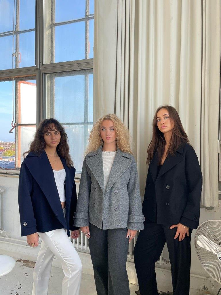 Aranka Jacket voor dames combineert stijl en comfort met een korte, losse pasvorm en brede revers. Voorzien van twee grote zijzakken en een dubbele knoopsluiting voor een verfijnde look. Ideaal voor zowel casual als formele gelegenheden. Gemaakt van duurzaam 100% polyester voor langdurig draagcomfort. De chique mouwdetails en veelzijdige uitstraling maken het de perfecte toevoeging aan elke garderobe. Draag de Yvonne Jacket moeiteloos bij elke outfit.