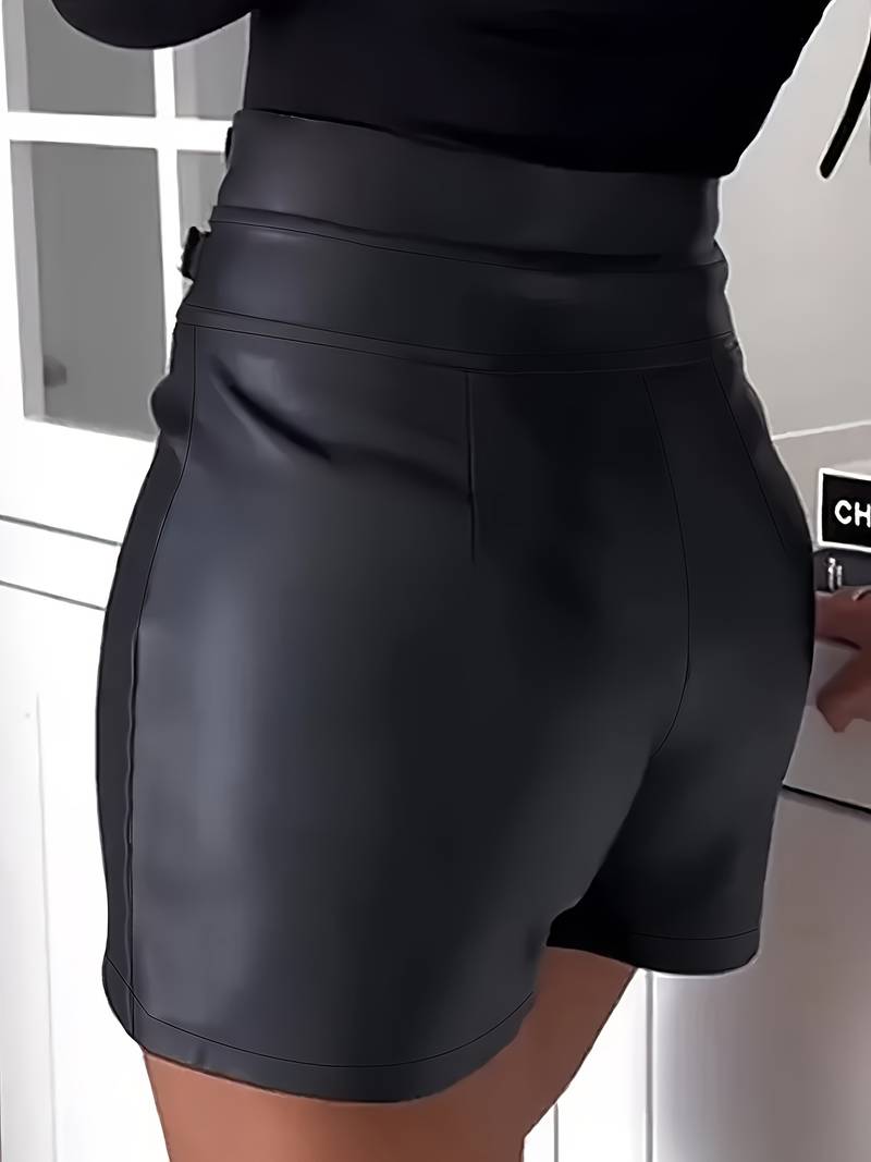 Yana Leren Shorts - Voeg luxe en comfort toe aan je garderobe met Yana, leren shorts met een stijlvol gespdetail. Perfect voor zomerse dagen en chique uitstapjes, gemaakt van hoogwaardig leer voor duurzaamheid en comfort. Verkrijgbaar in zwart, in maten XS-2XL. Deze shorts bieden ultieme bewegingsvrijheid en zijn veelzijdig genoeg voor zowel casual als formele gelegenheden. Bestel nu en ervaar de perfecte balans tussen stijl en luxe!