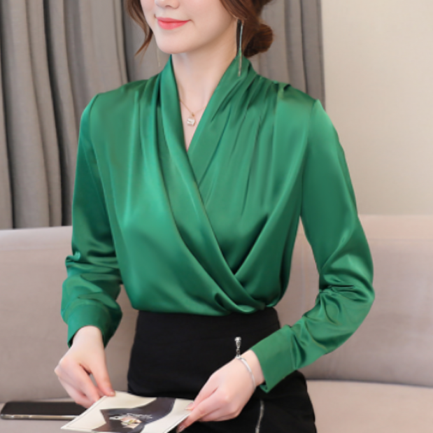 Francisca blouse – een elegante en veelzijdige blouse met een draperende crossover-halslijn en lange mouwen. Perfect voor werk, zakelijke meetings of casual outfits. De relaxte maar getailleerde pasvorm zorgt voor een comfortabele en stijlvolle uitstraling. Verkrijgbaar in crème, rood, zwart, groen, lichtroze en wit, in maten S-2XL. Bestel nu en voeg tijdloze elegantie toe aan je garderobe!