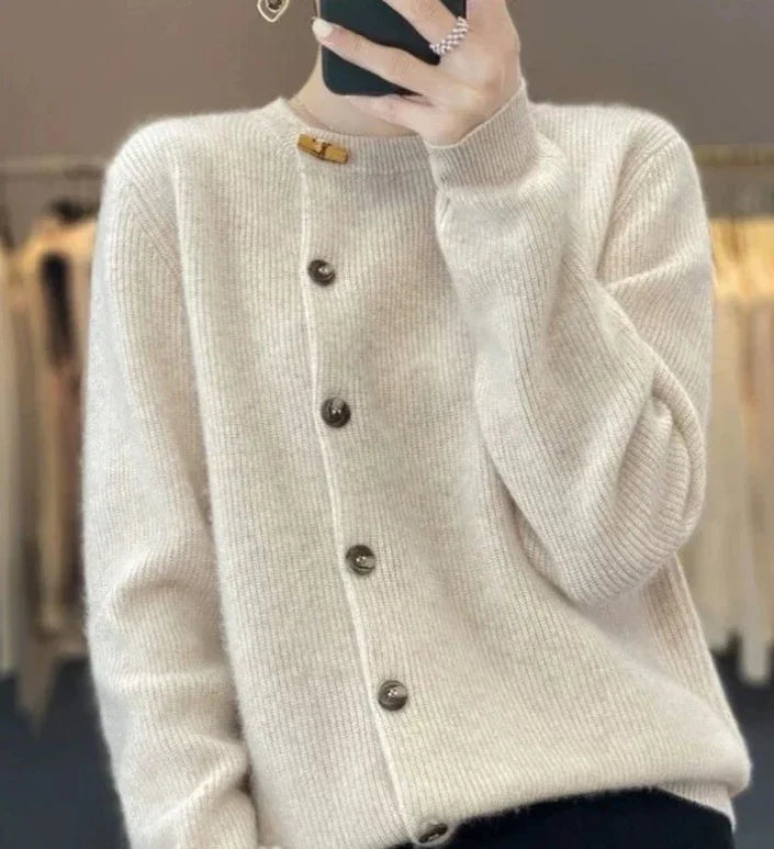 Genovq cardigan met klassiek button-down ontwerp – een elegante en veelzijdige must-have. Met een ontspannen pasvorm en beschikbaar in crème, zwart en grijs biedt deze cardigan comfort en verfijning voor casual dagen, werksettings of gezellige avonden. Perfect voor laagjes zonder bulk toe te voegen. Combineer eenvoudig met jeans, rokken of jurken. Verkrijgbaar in one size. Voeg tijdloze stijl en warmte toe aan je garderobe met de Genovq. Bestel nu!