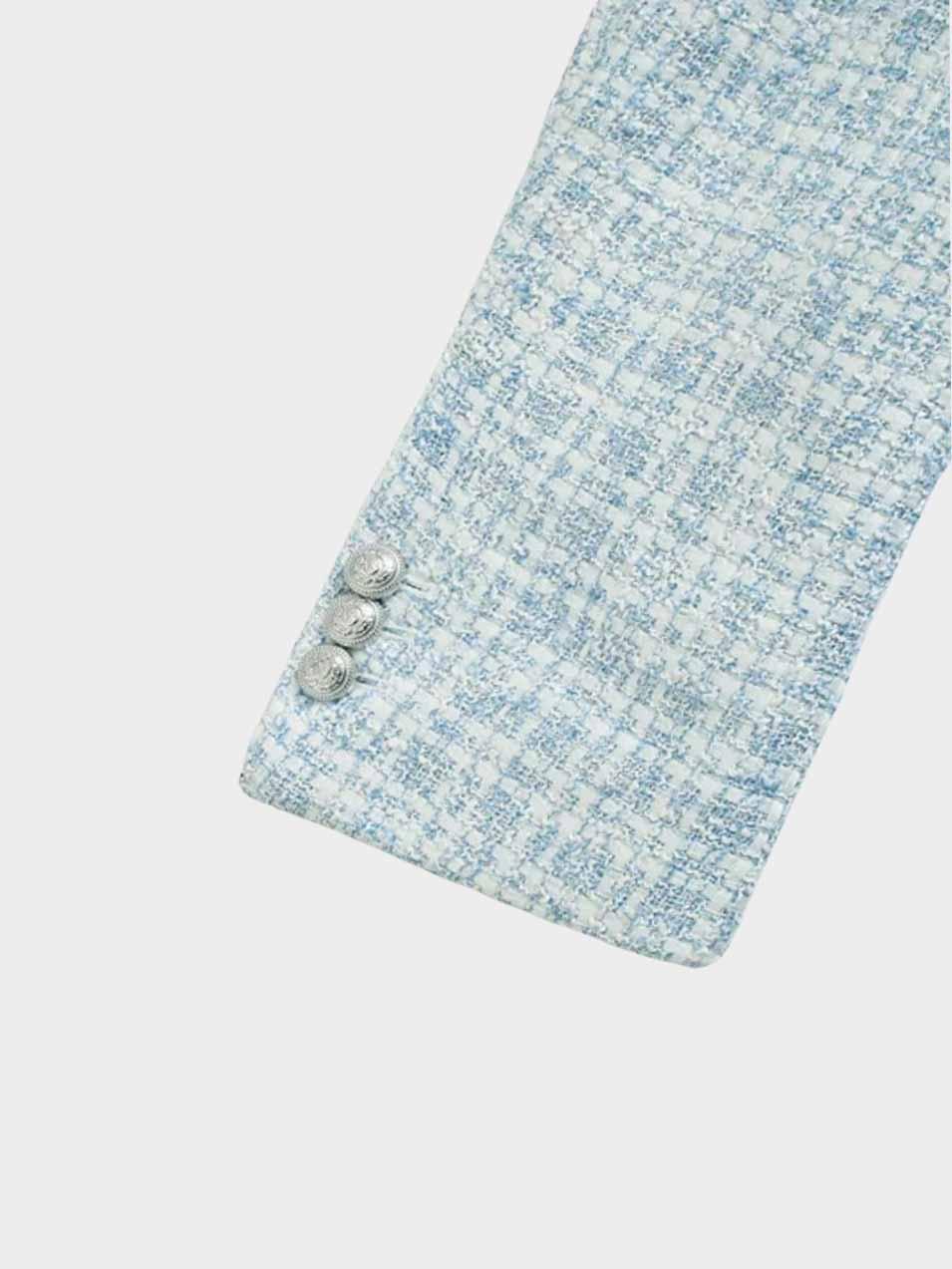 Ontdek Pietsje, een elegante lichtblauwe blazer met een tijdloos ruitontwerp, perfect voor zowel casual als formele gelegenheden. Gemaakt van hoogwaardig polyester biedt deze blazer een comfortabele pasvorm en een flatterend silhouet. De duurzame knopen en veelzijdige lengte maken het ideaal voor dagelijks gebruik, werk of avonduitjes. Beschikbaar in maten XS-L. Upgrade je garderobe met Pietsje en geniet van moeiteloze stijl en comfort het hele jaar door.