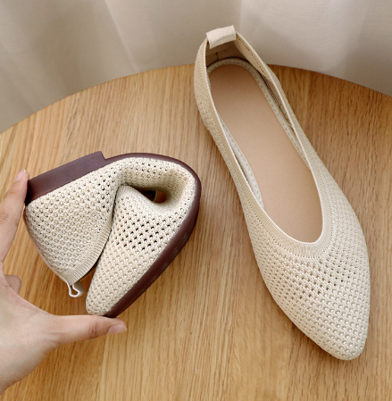 Thedeka is een stijlvolle en lichtgewicht flat met een ademend mesh bovenwerk en een zachte PU-overlay voor ultiem comfort. Het trendy vierkante teenontwerp voegt een moderne touch toe, terwijl de flexibele zool zorgt voor moeiteloze beweging. Perfect voor dagelijks gebruik en zomerse outfits. Verkrijgbaar in wit, zwart en beige, maten 35-40. Upgrade je schoenencollectie met Thedeka en ervaar stijl en comfort in één. Bestel nu en loop zelfverzekerd!