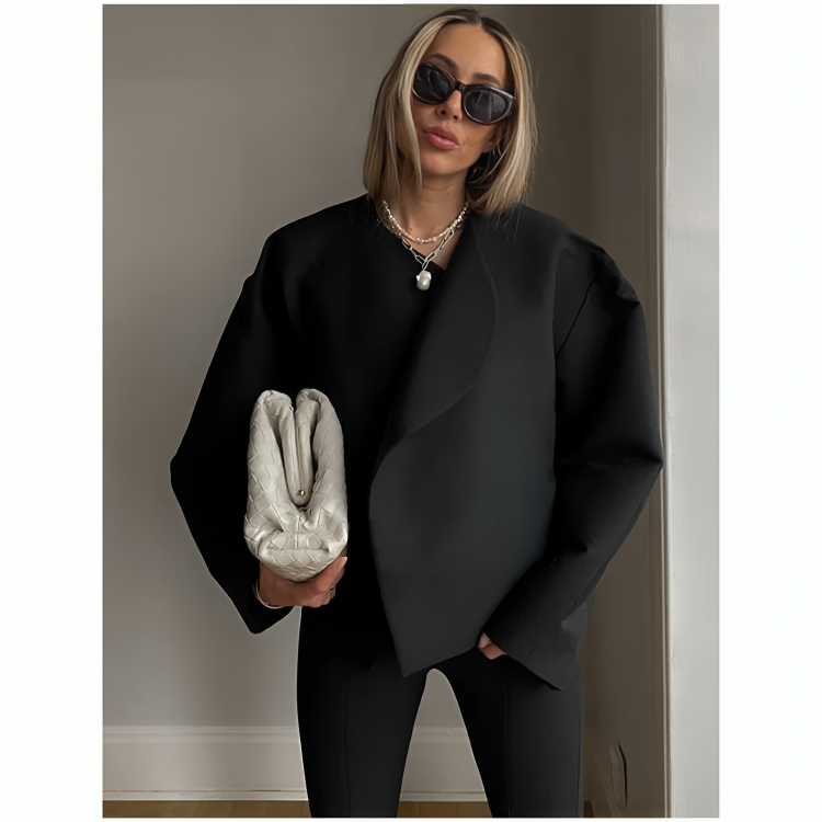 vrouw in trendy stijlvolle cropped pofjas (winterjas) met grote kraag