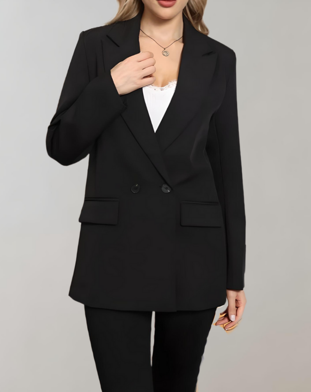 Irina Double-Breasted Blazer - Tijdloze blazer met verfijnde tailoring, gemaakt van ademende katoen-polyester mix. Functionele zakken en een getailleerd silhouet bieden comfort en elegantie. Beschikbaar in diverse kleuren, maten S-L. Perfect voor werk, brunches en avondjes uit. Voeg veelzijdigheid en klasse toe aan je garderobe met de Irina blazer. Bestel nu en ervaar stijlvolle veelzijdigheid!
