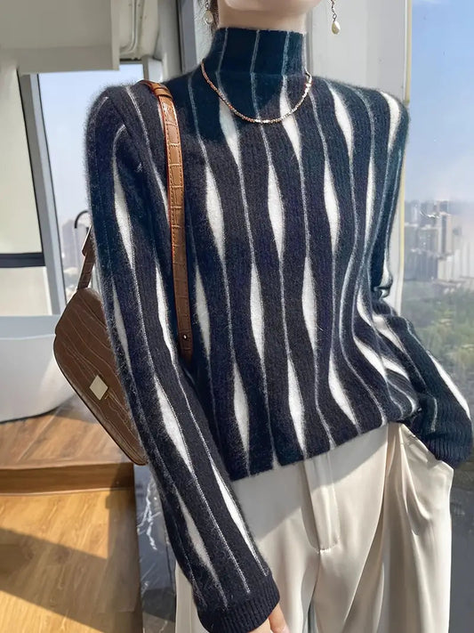 Jolie gestreepte trui met turtleneck – een stijlvolle must-have voor herfst en winter. Het gedurfde gestreepte ontwerp voegt flair toe aan elke outfit, terwijl de zachte stof en hoge col zorgen voor warmte en comfort. Perfect voor casual dagen, thuisblijven of een statement maken. Verkrijgbaar in zwart, maten S-XL. Verhoog je garderobe met de Jolie en geniet van een perfecte balans tussen comfort en moderne stijl. Bestel nu!