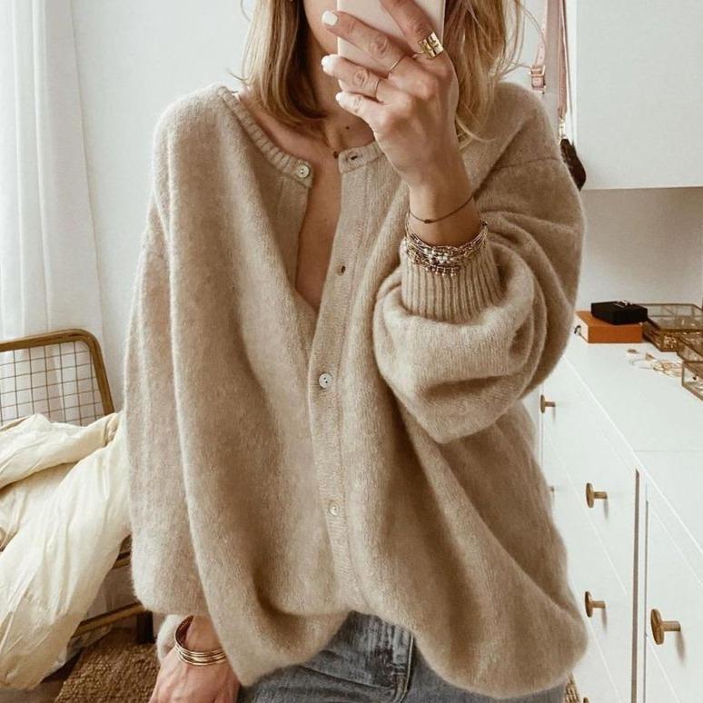 Ontdek het Joy vest: een stijlvol gebreid vest met een relaxte pasvorm, ontworpen voor ultiem comfort en veelzijdigheid. Perfect voor casual dagen, thuis loungen of een ontspannen werkdag. Combineer eenvoudig met jeans, leggings of jurken en voeg een vleugje tijdloze charme toe aan je outfit. Verkrijgbaar in een zachte beige tint en maten S-L. Upgrade je garderobe met dit comfortabele en trendy item. Bestel nu en geniet van moeiteloze stijl en warmte!
