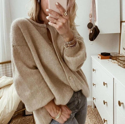 Ontdek het Joy vest: een stijlvol gebreid vest met een relaxte pasvorm, ontworpen voor ultiem comfort en veelzijdigheid. Perfect voor casual dagen, thuis loungen of een ontspannen werkdag. Combineer eenvoudig met jeans, leggings of jurken en voeg een vleugje tijdloze charme toe aan je outfit. Verkrijgbaar in een zachte beige tint en maten S-L. Upgrade je garderobe met dit comfortabele en trendy item. Bestel nu en geniet van moeiteloze stijl en warmte!
